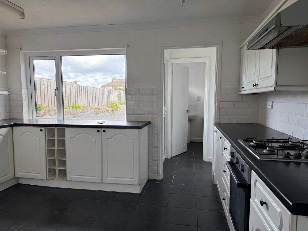 Lot: 91 - THREE STOREY TERRACED HOUSE WITH GARAGE, CLOSE TO TOWN CENTRE - Kitchen